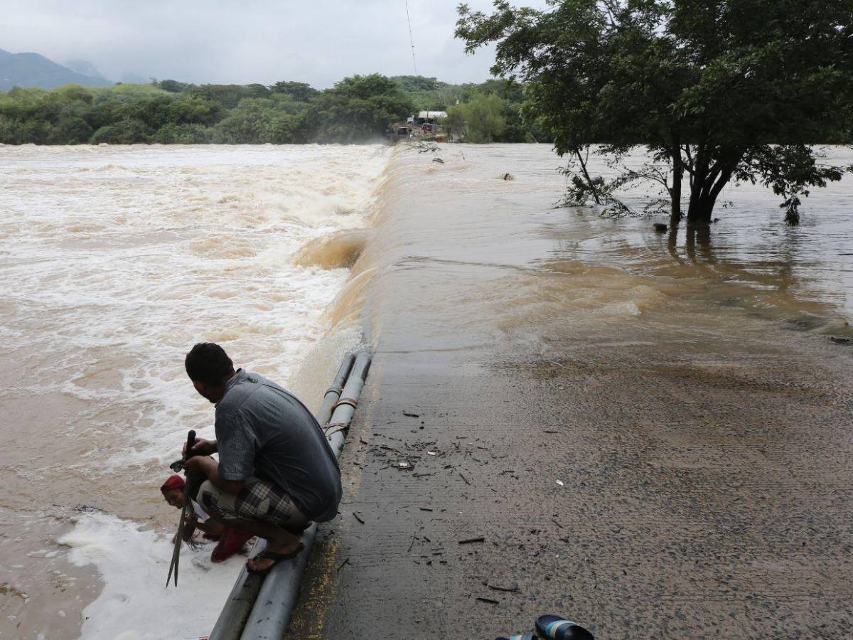 Comunidades incomunicadas en la zona sur por crecida de ríos tras lluvias