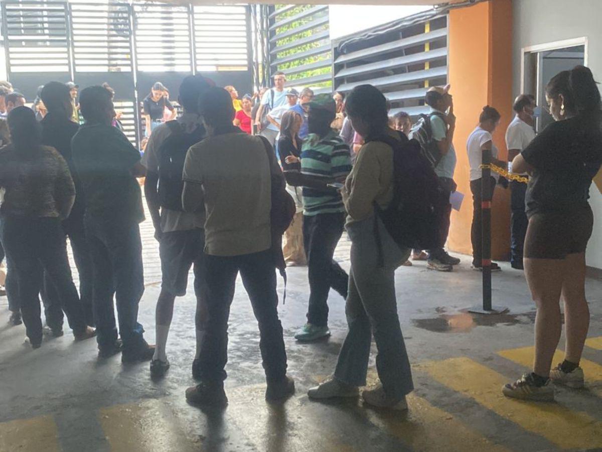 Personas haciendo fila a la espera de ser atendidos en el RNP.