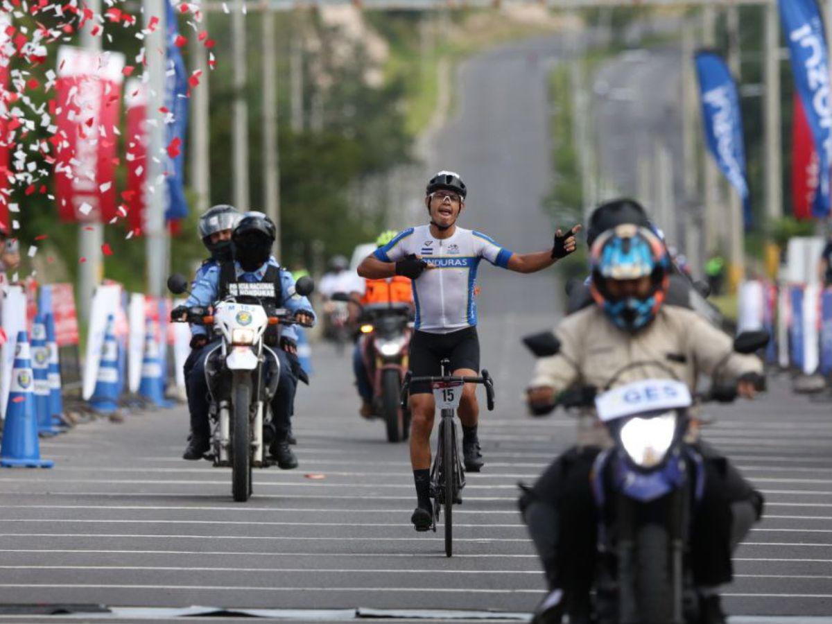 Momento en que Fredd Matute se consagraba como campeón de la categoría Élite de la Vuelta Ciclística 2023.