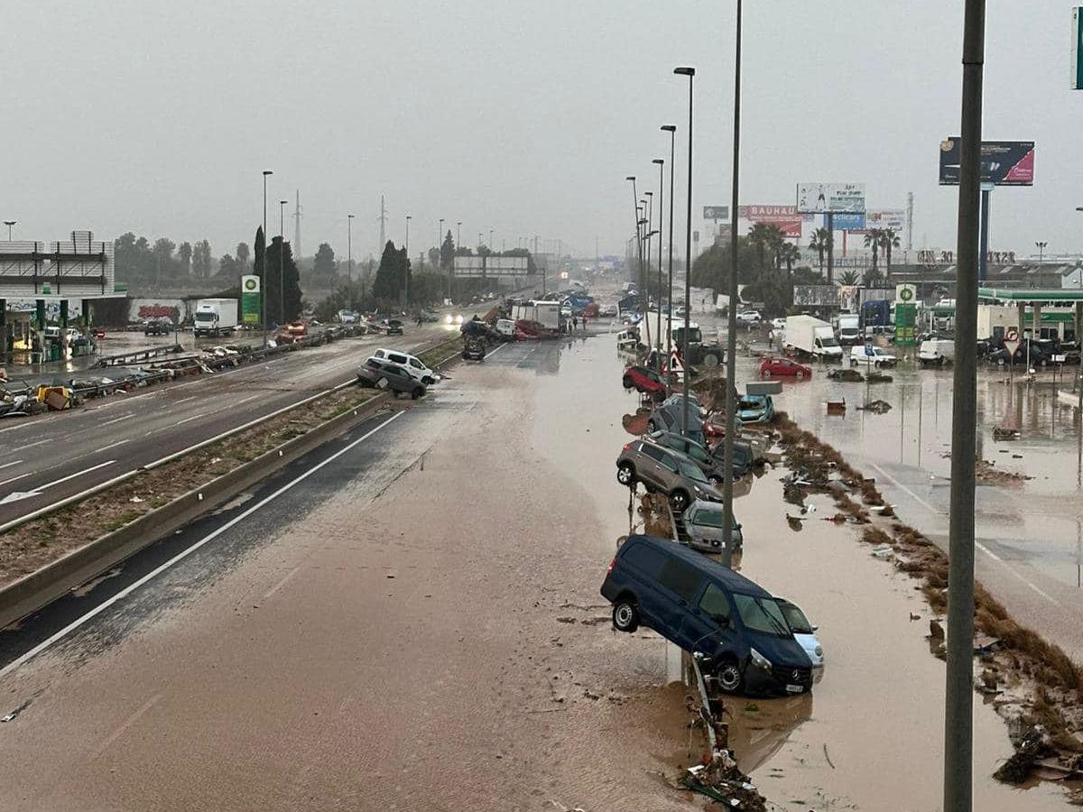 Decenas de muertos, carros flotando y personas desaparecidas: desastres tras inundaciones en Valencia