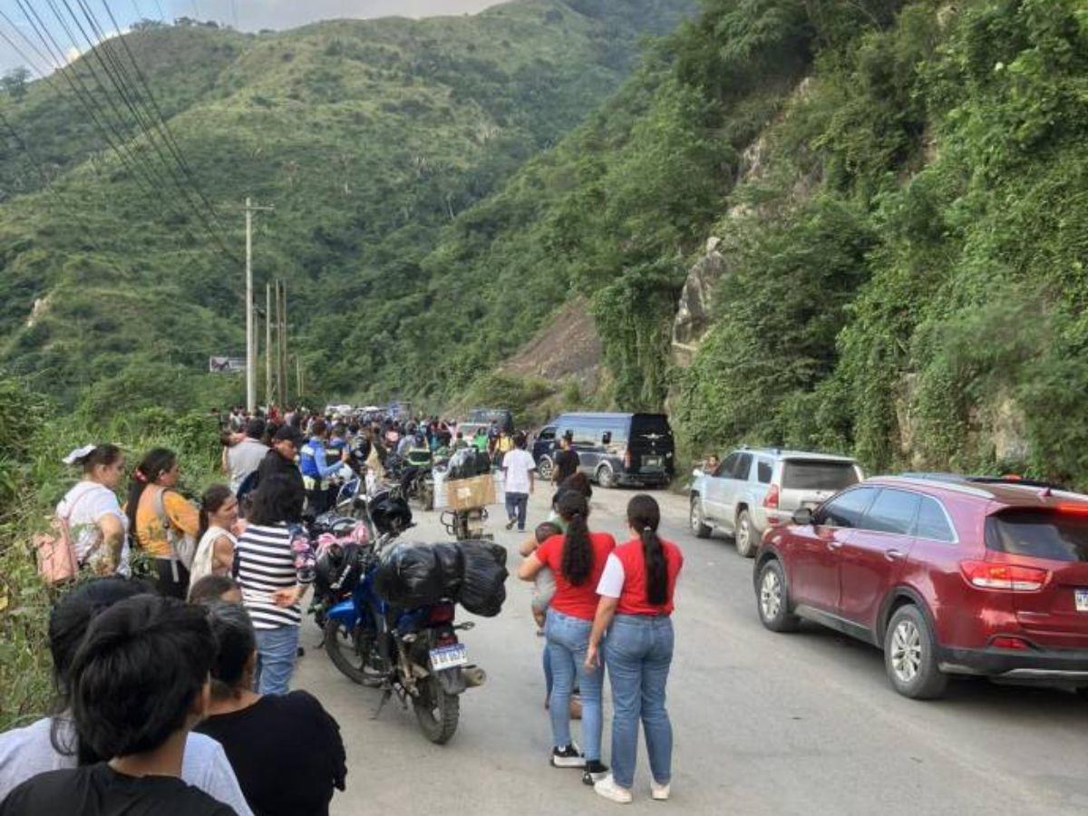 “Bájense del bus”, así se viven los peligrosos deslizamientos en la CA-4