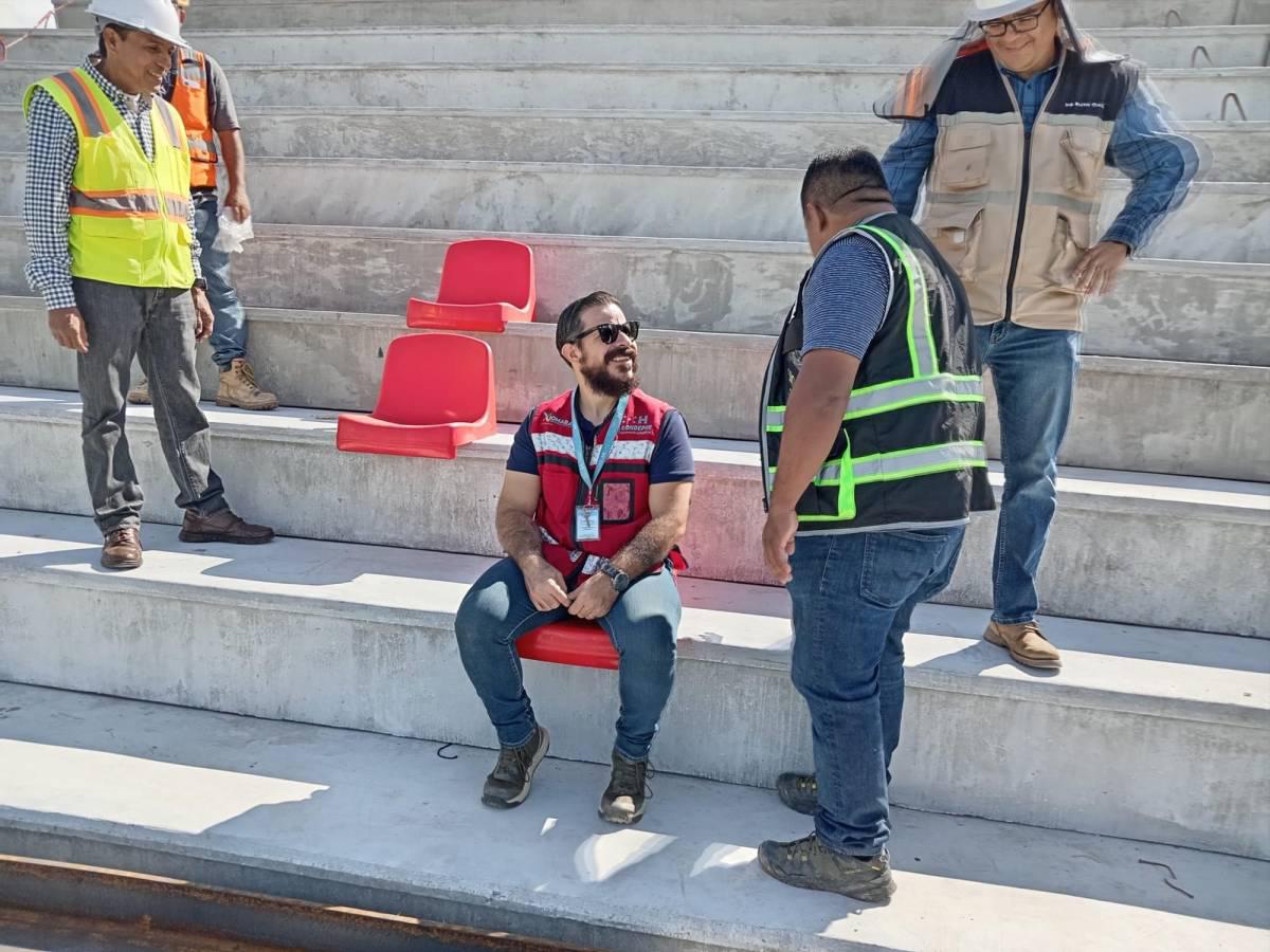 Especialista supervisa novedosa instalación en el estadio Nacional de Tegucigalpa