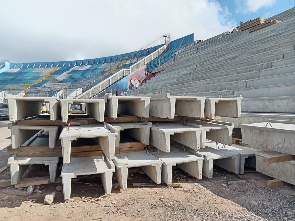 Especialista supervisa novedosa instalación en el estadio Nacional de Tegucigalpa