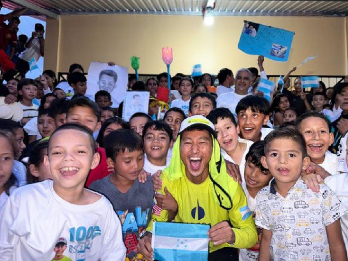 Shin Fujiyama reacciona a placa que colocó el gobierno en escuela que él remodeló en Ocotepeque