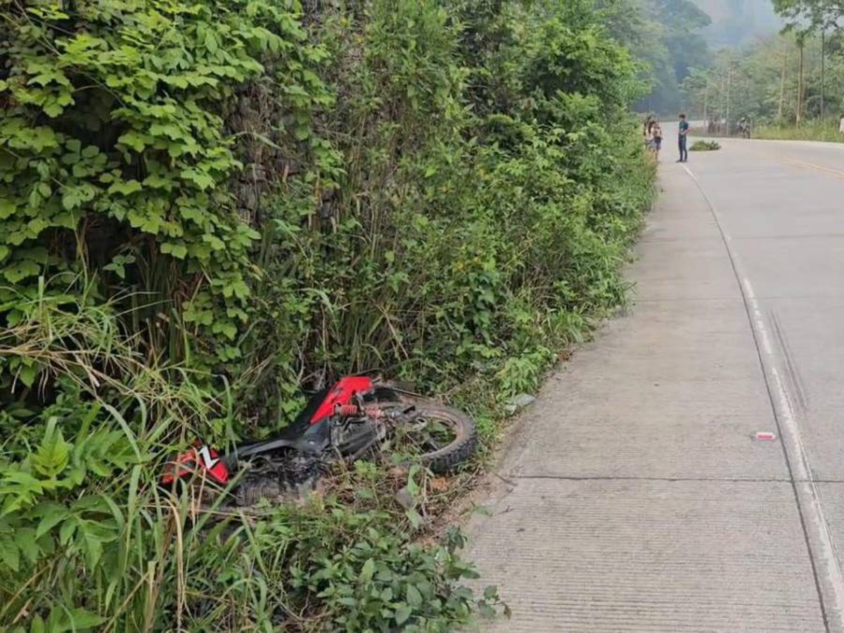 El cuerpo de la víctima quedó abandonado cerca de su motocicleta.