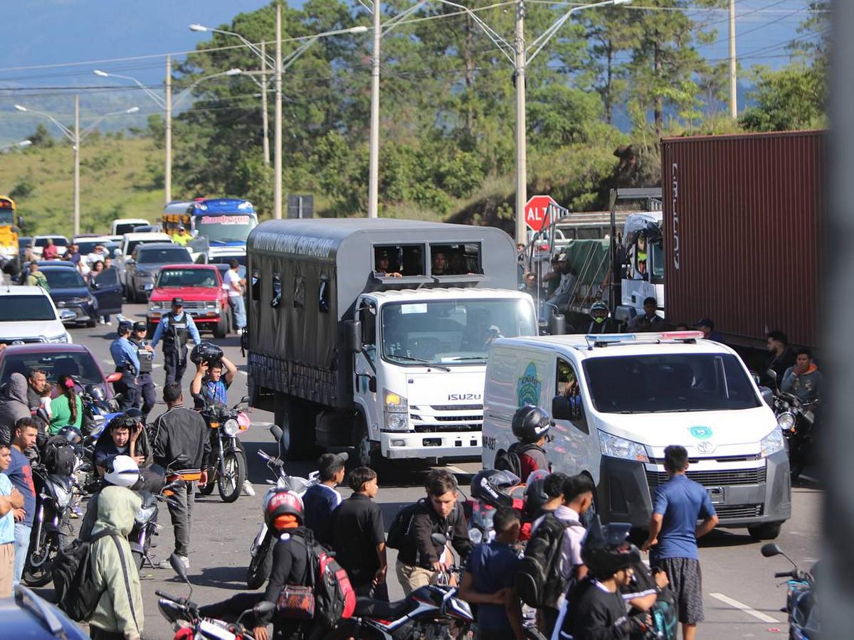 Con quema de llantas y pancartas, bloquean carretera CA-5 y exigen justicia para Juan López