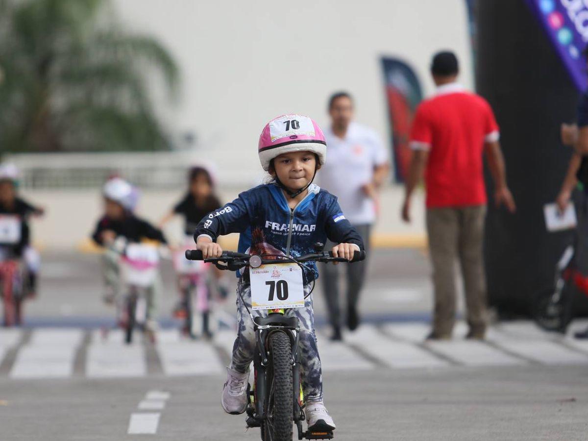 A toda marcha pedalearon niños y niñas en la categoría 5-6 años de la Vuelta Ciclística Infantil