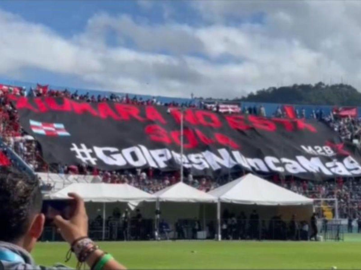 Hasta con mantas ingresaron los simpatizantes de Libre al estadio.