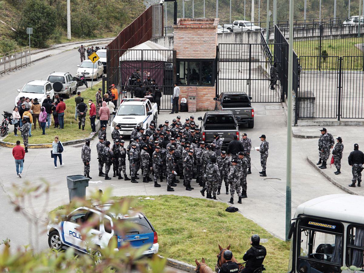 Liberan a los 57 guardias y policías retenidos por presos en Ecuador