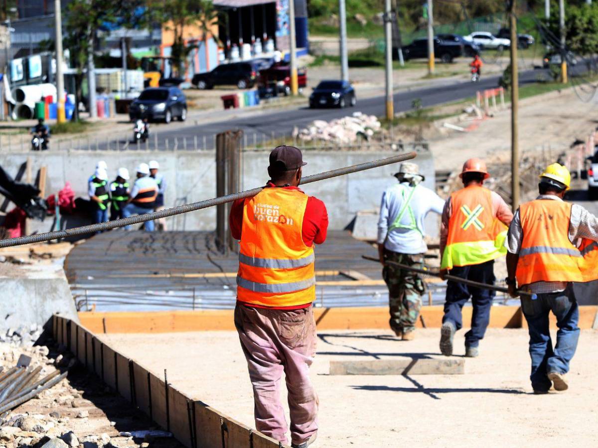 Así avanzan los trabajos de construcción de los puentes aéreos en Mateo