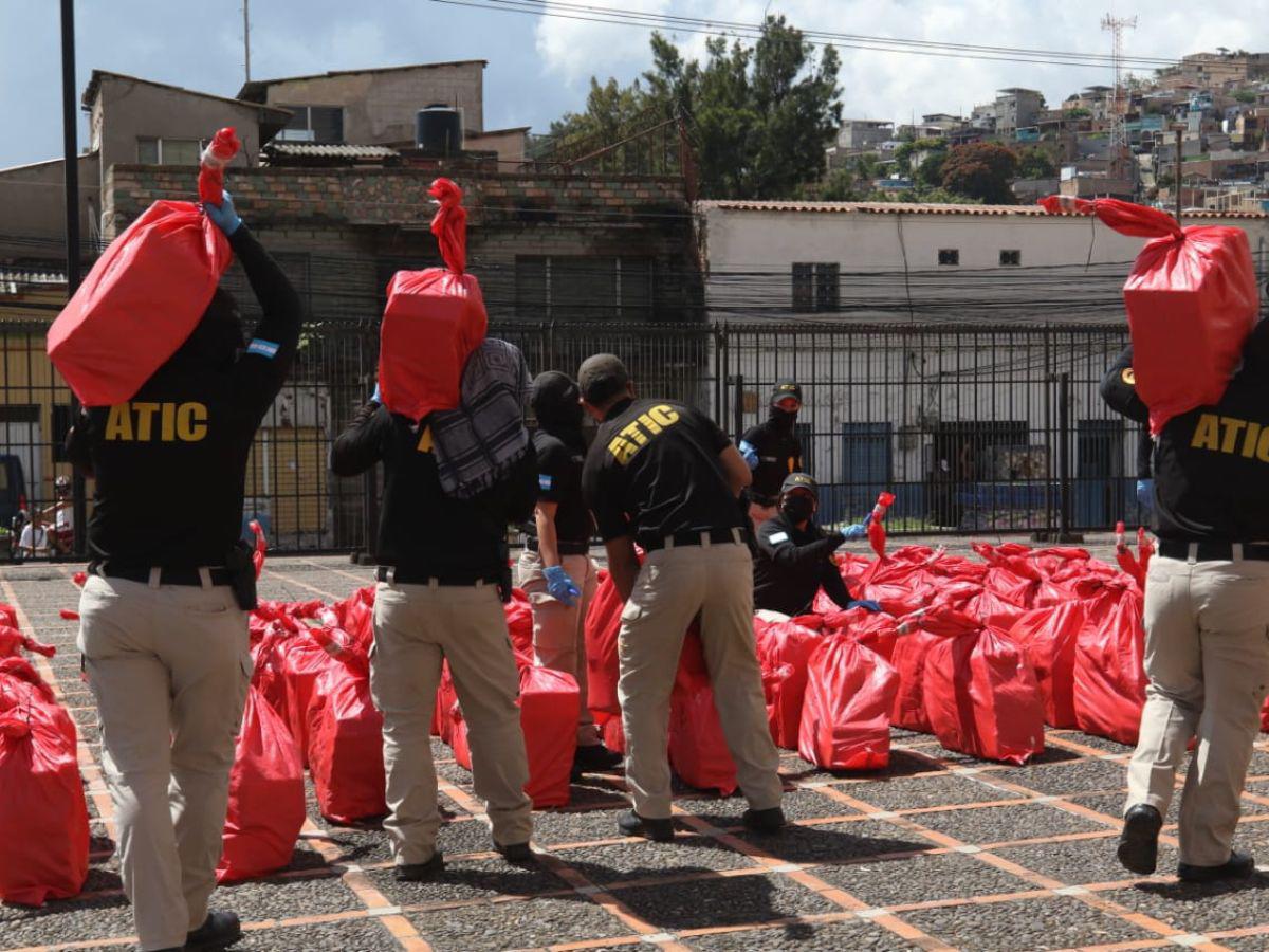 Llegan a la ATIC los 3,993 kilos de supuesta droga decomisada a colombianos