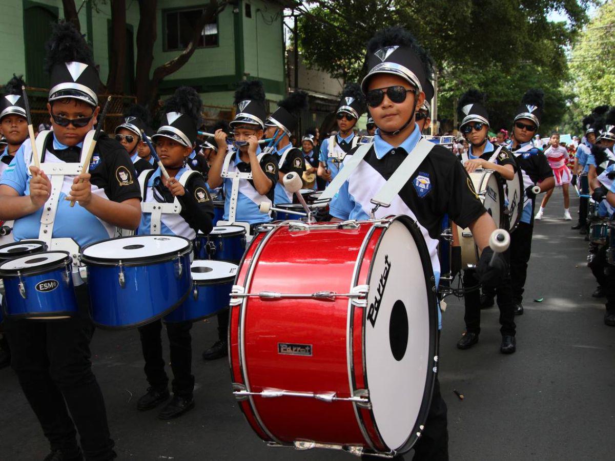 Pequeños músicos aportaron ritmo y sabor en desfiles escolares de la capital