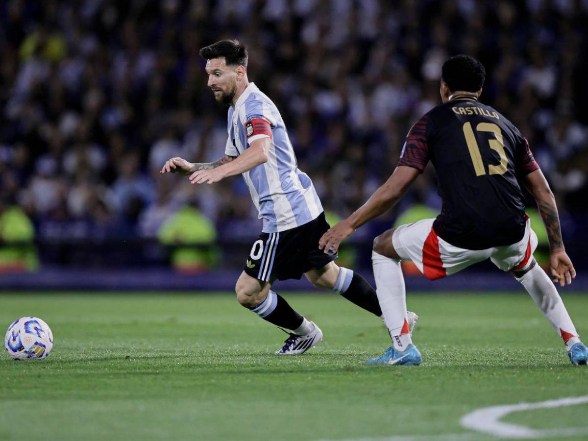 “¿Qué haces bobo?” La reacción de Messi contra un rival en el Argentina vs Perú