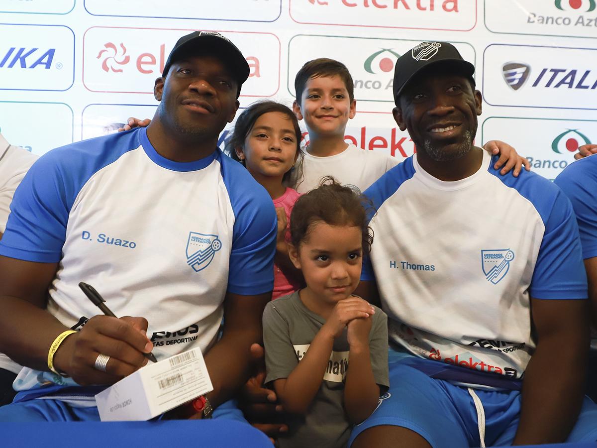 <i>Leyendas del fútbol hondureño compartieron con los niños un momento ameno lleno de alegría.</i>