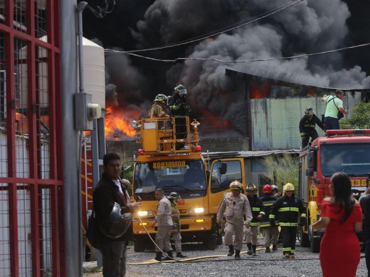 Infierno en El Prado: Bomberos batallan contra las furiosas llamas