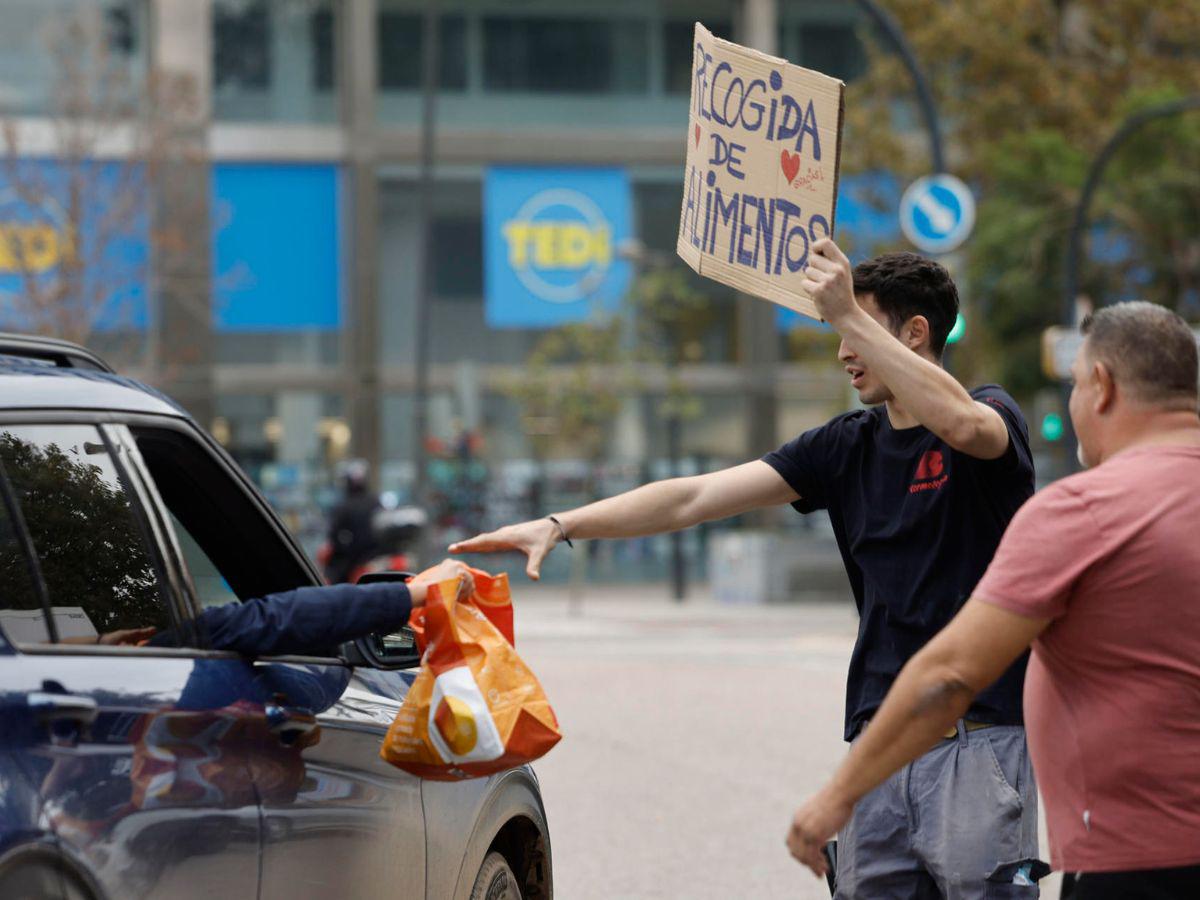 Muertes por la DANA suben a 217 en Valencia mientras siguen trabajos de limpieza