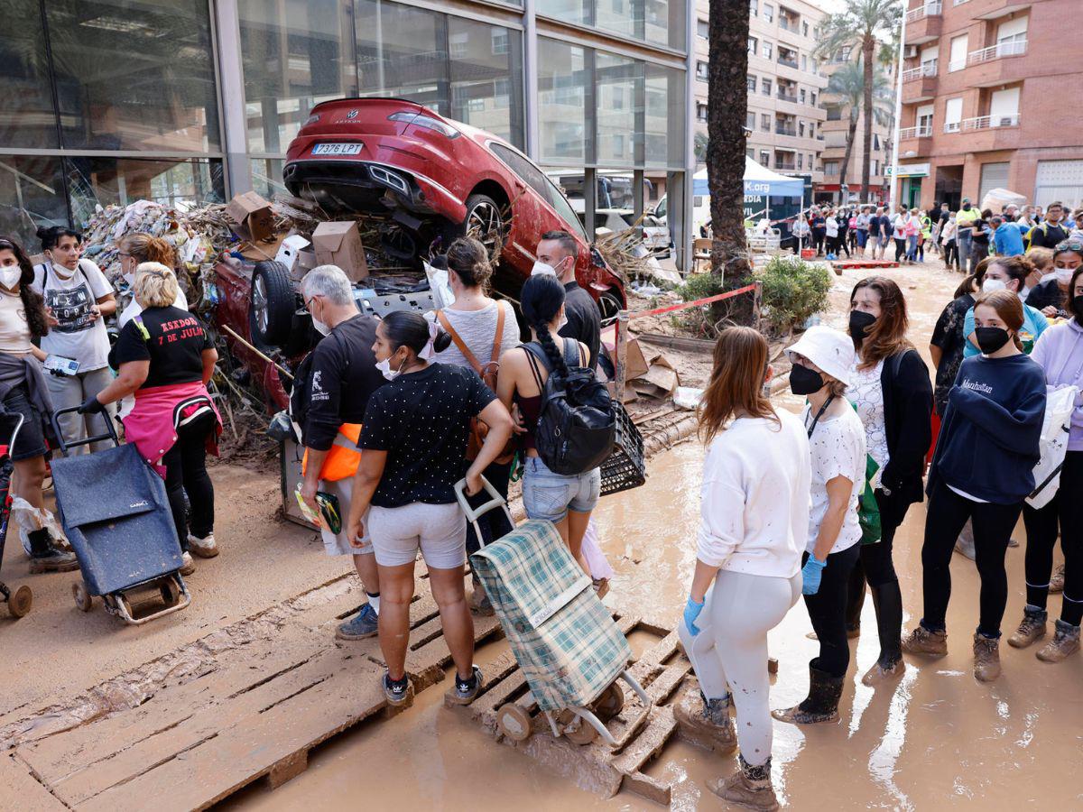 Muertes por la DANA suben a 217 en Valencia mientras siguen trabajos de limpieza