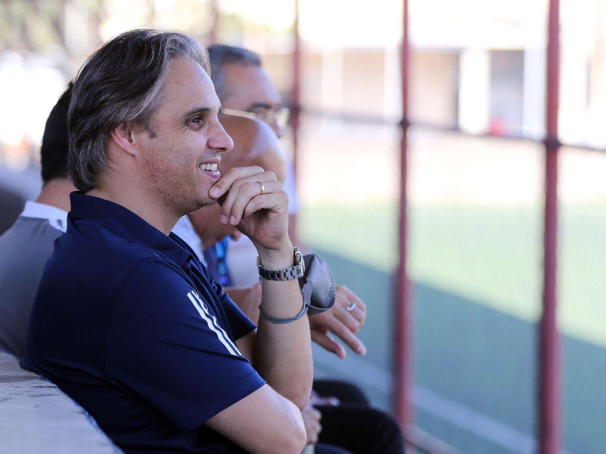 Nuno Gomes observa con mucha pasión el trabajo en fútbol juvenil en Honduras.