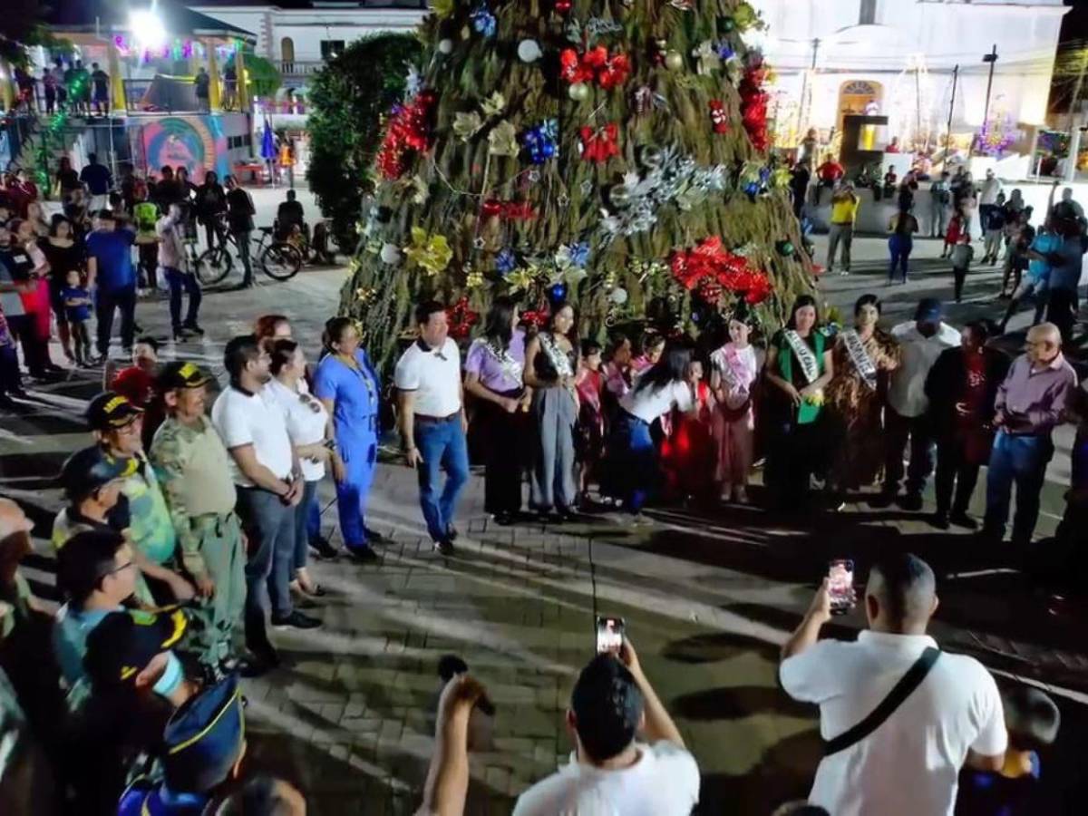 Juticalpa ilumina su plaza central con villa navideña