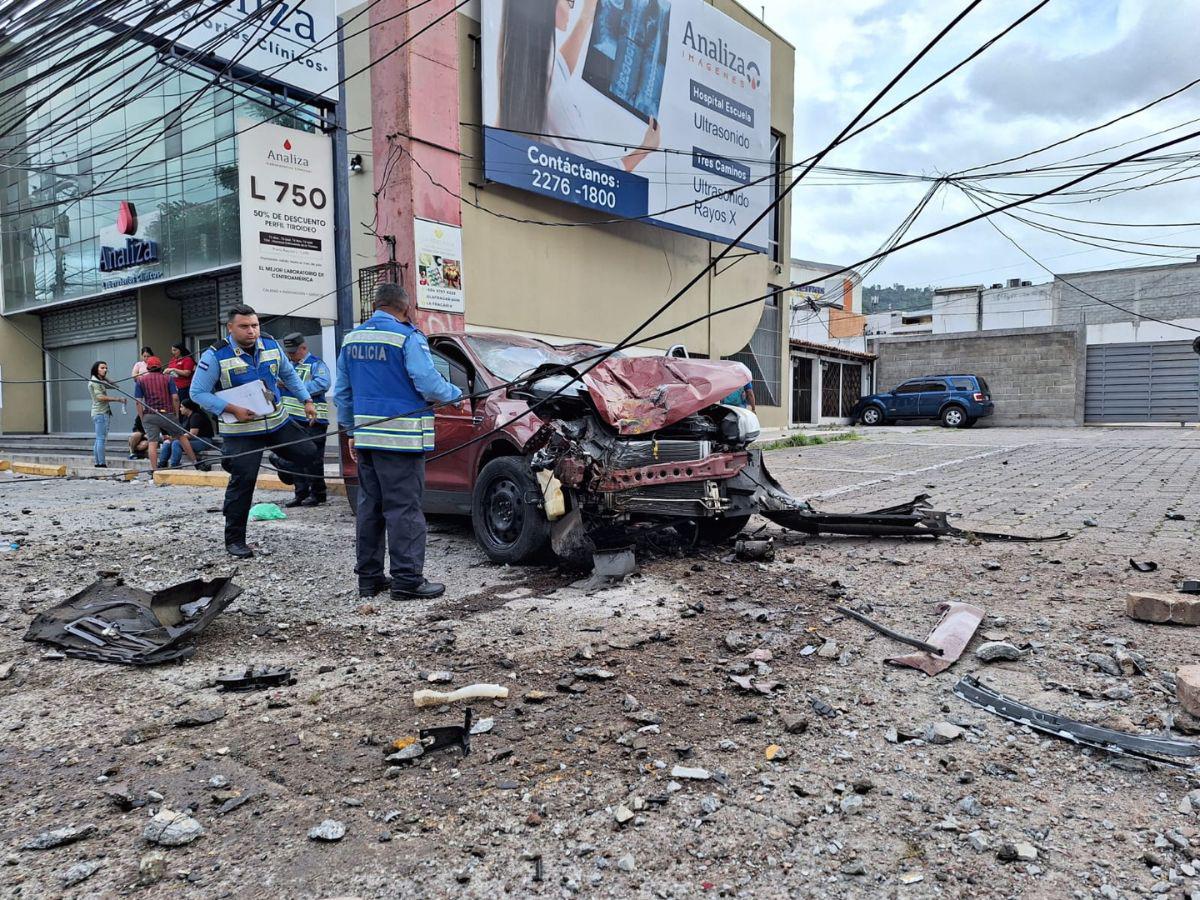 Tres heridos tras impacto de vehículo contra un poste en el bulevar Morazán de la capital