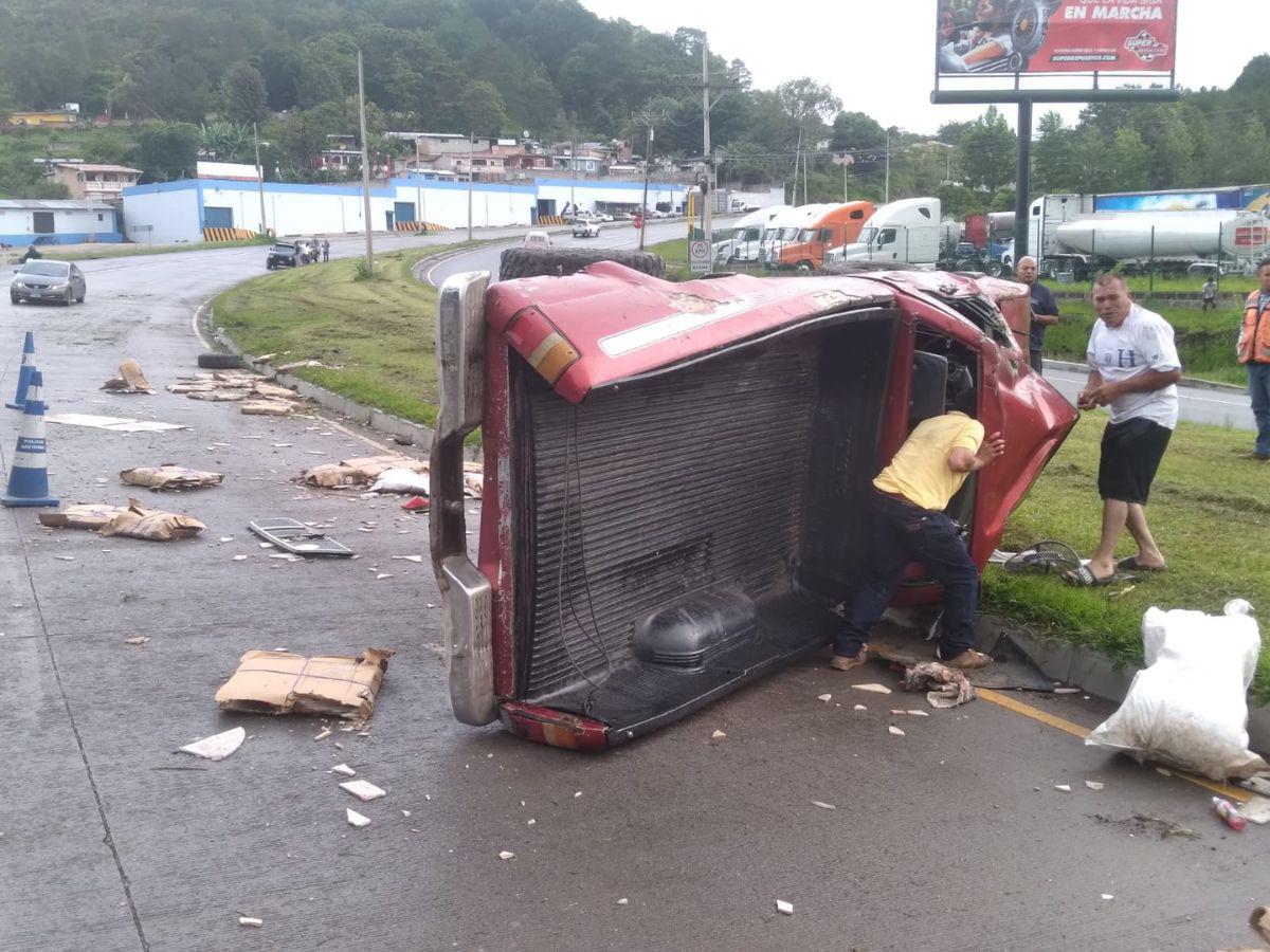 El accidente también dejó fuertes daños materiales.