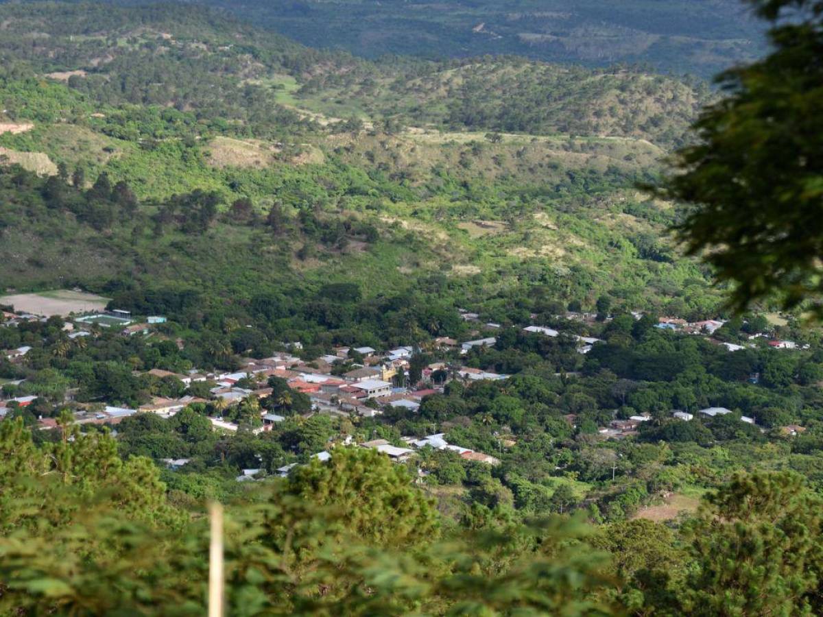 El municipio se esconde entre cerros y árboles. Urge de una carretera.