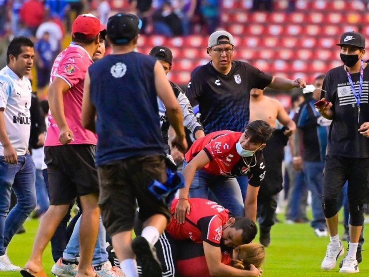 VIDEO: Aficionados de Atlas y Querétaro se van a batalla campal; dejan varios heridos