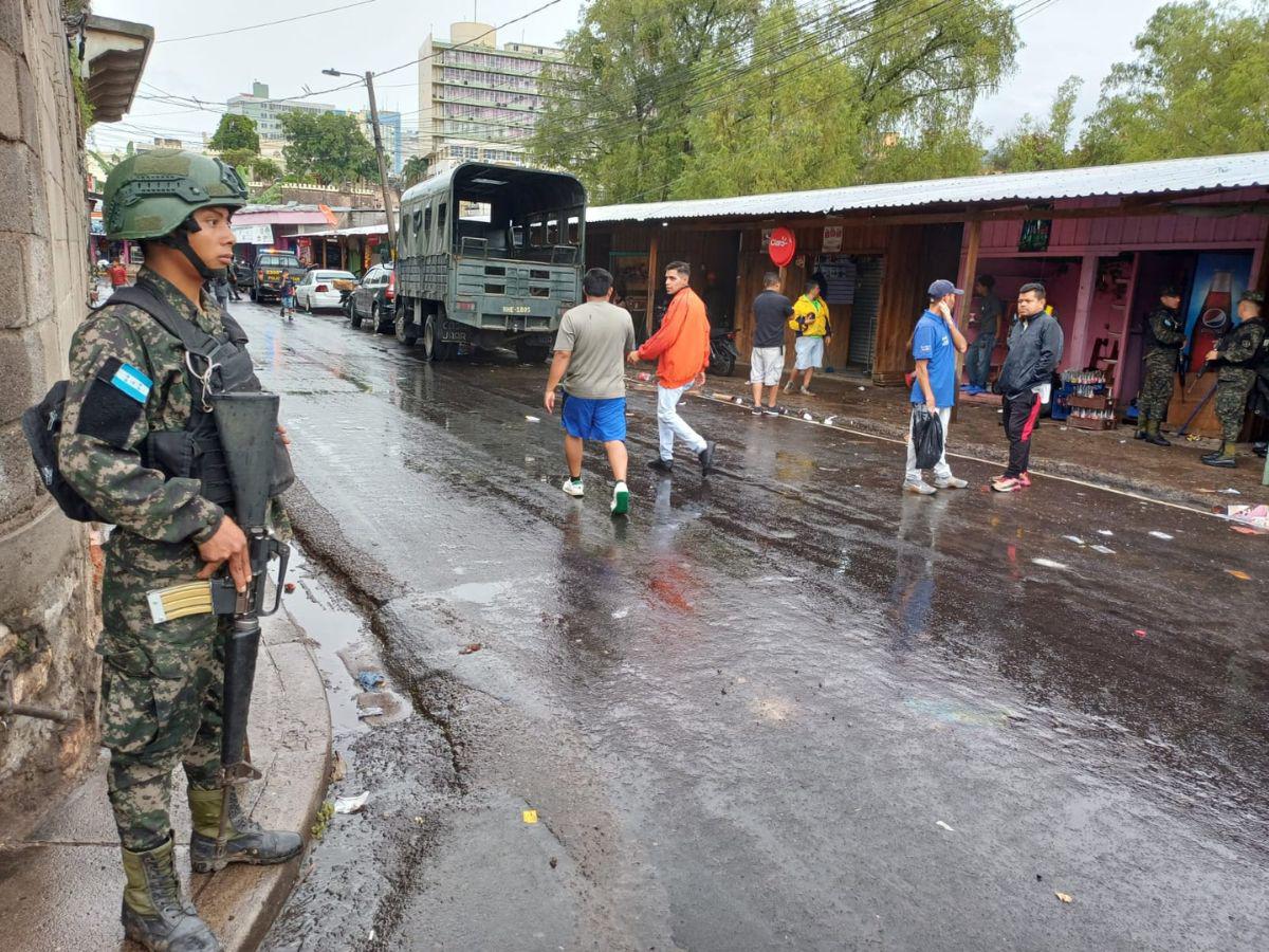 Evacuan a vendedores del mercado Primera Avenida por crecida del río Choluteca