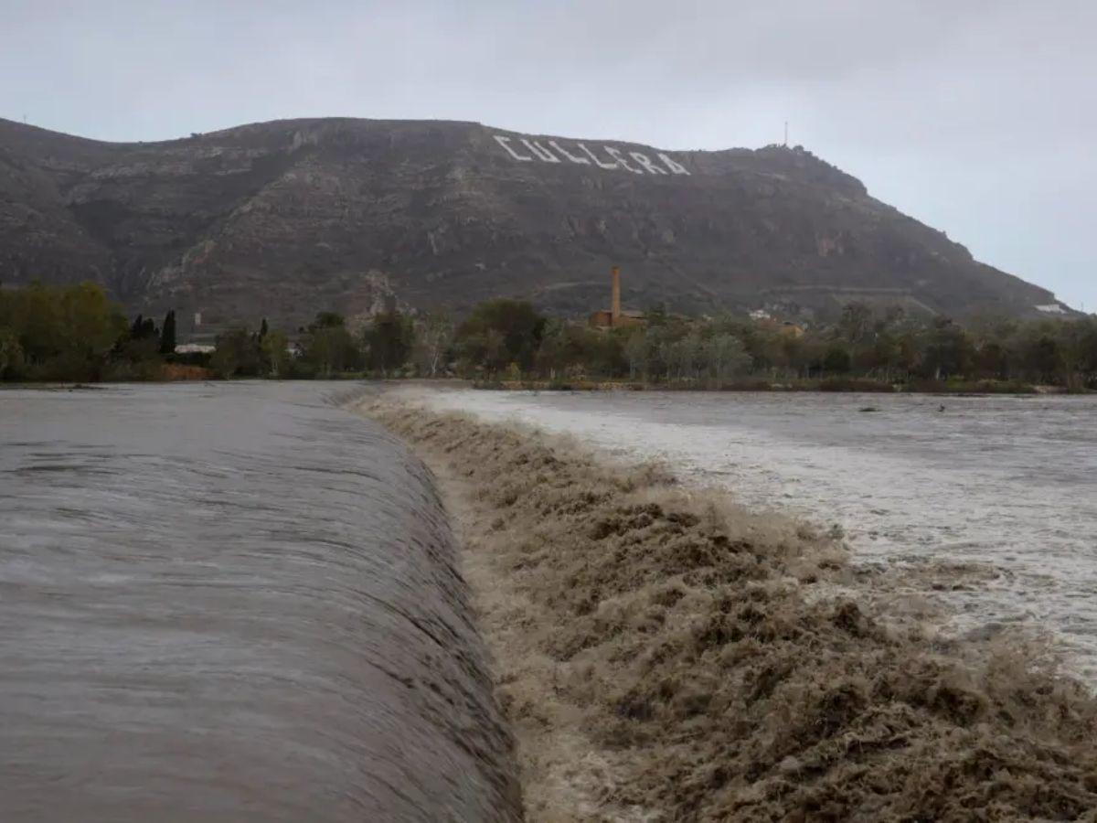 Decenas de muertos, carros flotando y personas desaparecidas: desastres tras inundaciones en Valencia