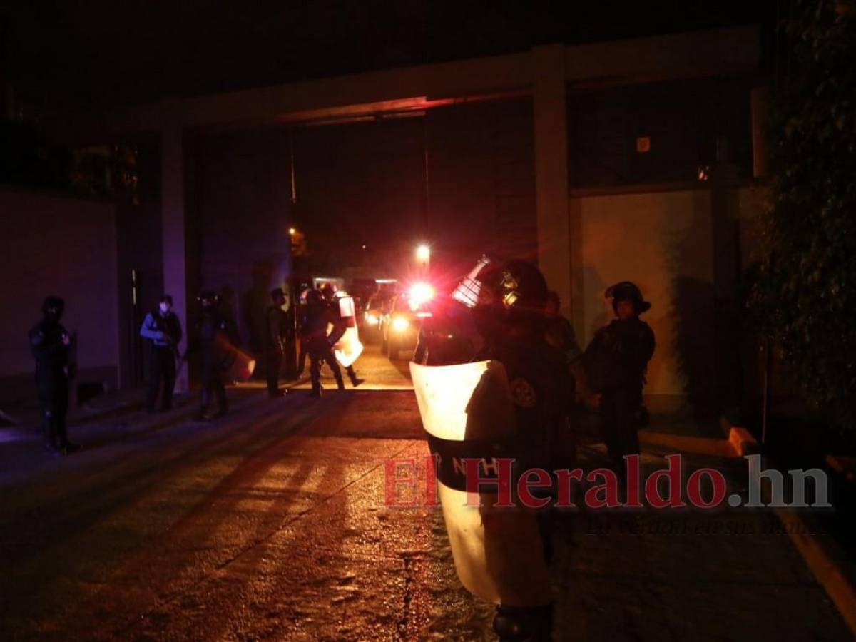 Una Caravana fuertemente custodiada trasladó al expresidente hasta su celda.