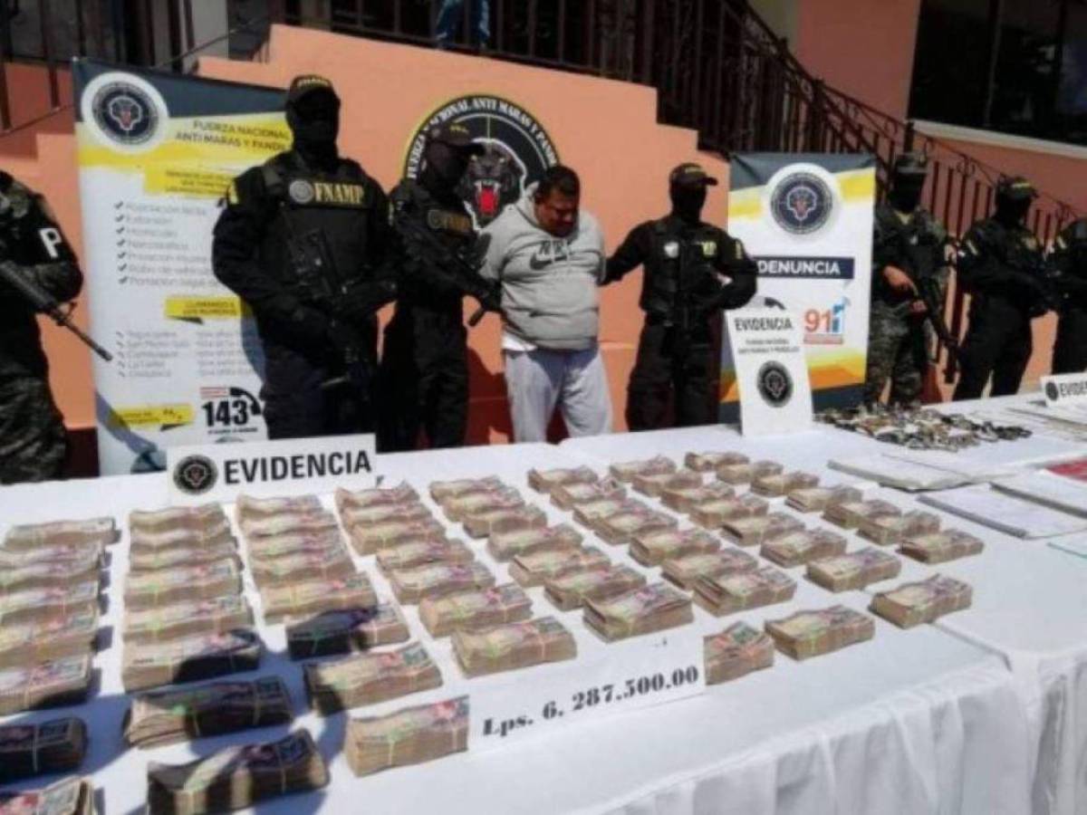 Durante la detención de el “Cholo Houston” en 2019 se halló en posesión de seis millones doscientos ochenta y siete mil quinientos lempiras (L6,287,500.00), joyas, armas y una colección de carros de lujo, además de animales exóticos.