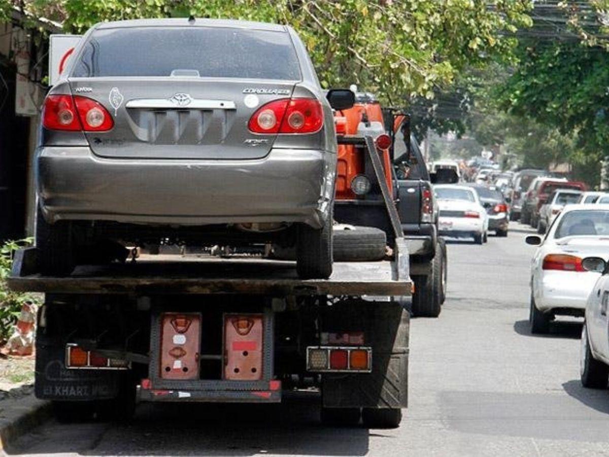 Regresan las grúas a la capital para levantar los carros de infractores