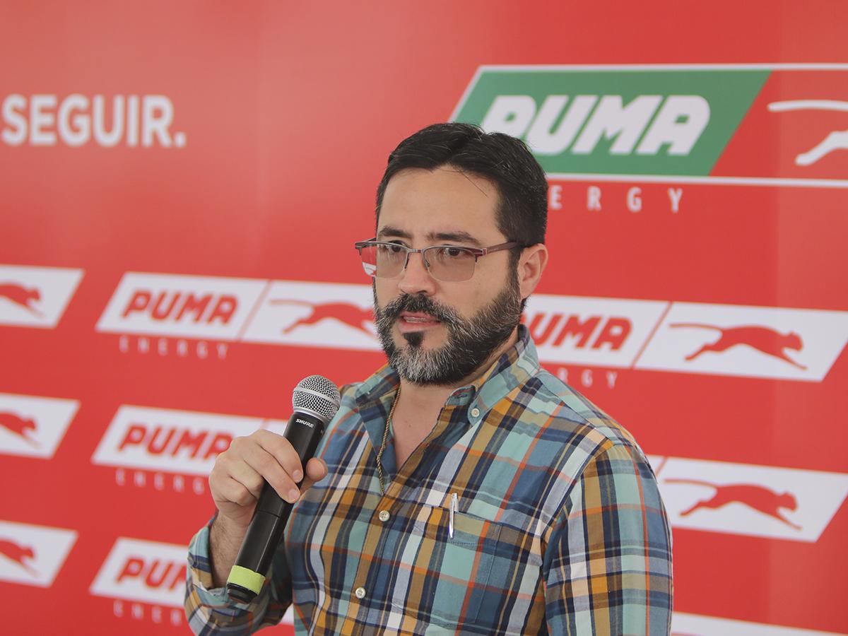 Oscar Cuadra, Retail Manager de Puma Energy, celebra la apertura de “Puma Palmerola”, una estación que refleja la excelencia y la calidad en combustibles,