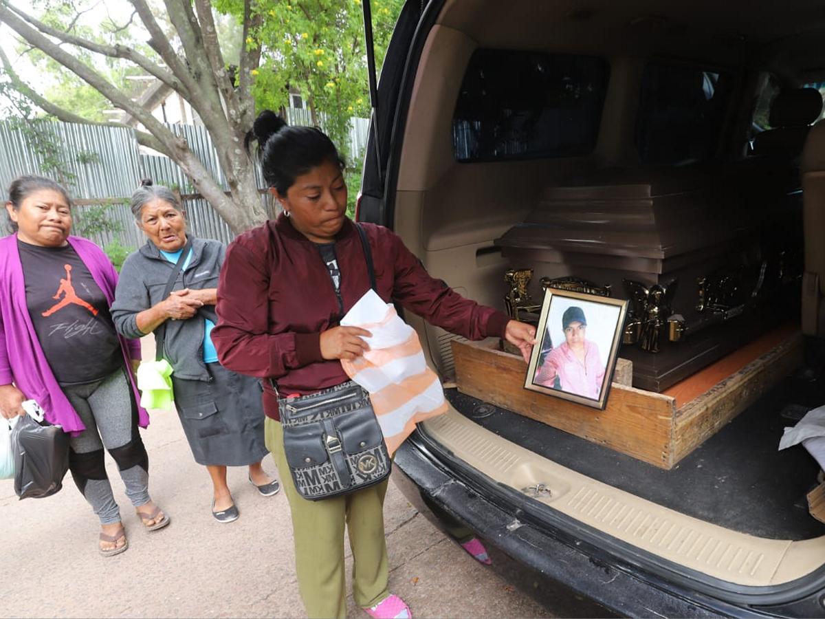 Familiares llegaron hasta Medicina Forense para reclamar el cuerpo del joven.