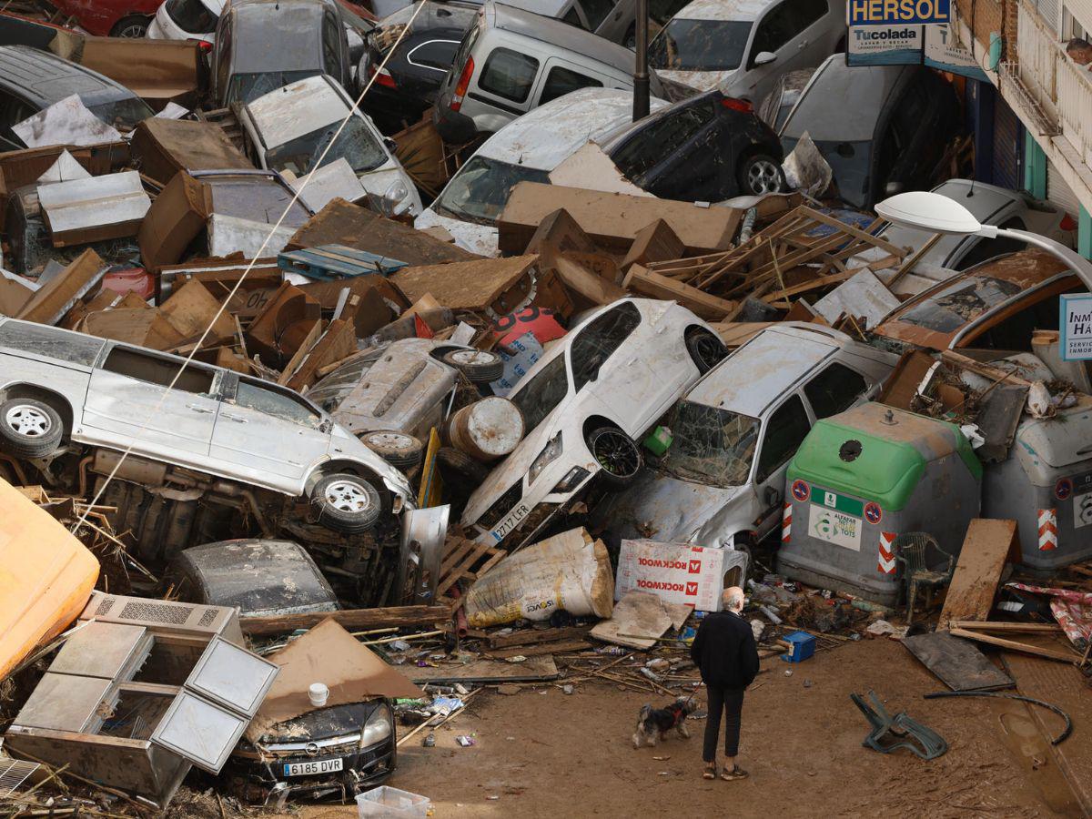 Con decenas de carros apilados en sus calles amaneció Valencia tras el paso de la DANA