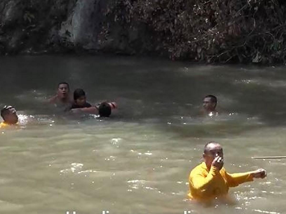 Momento en que el cuerpo del jovencito fue ubicado por socorristas y jóvenes de la comunidad.