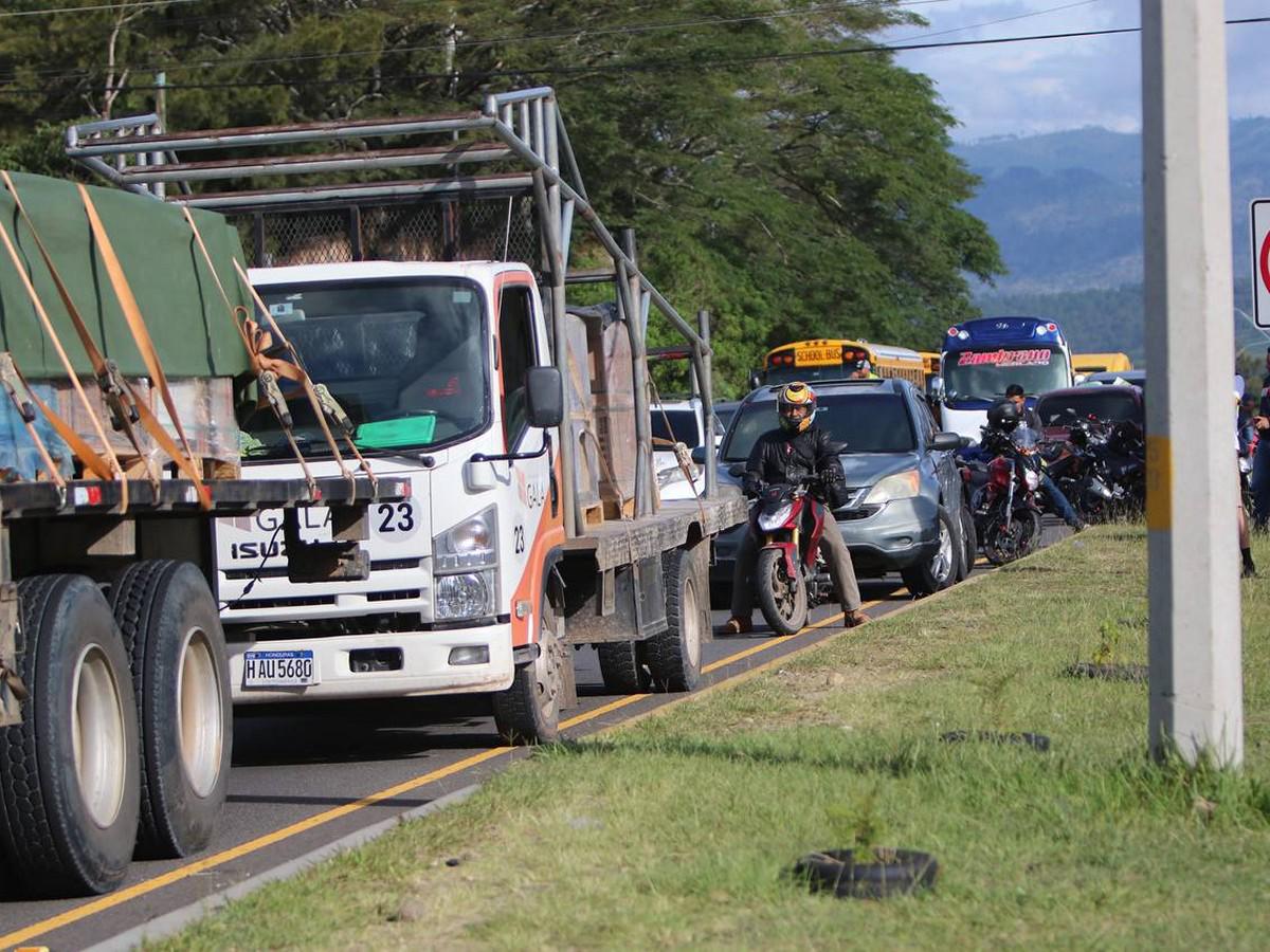 Con quema de llantas y pancartas, bloquean carretera CA-5 y exigen justicia para Juan López