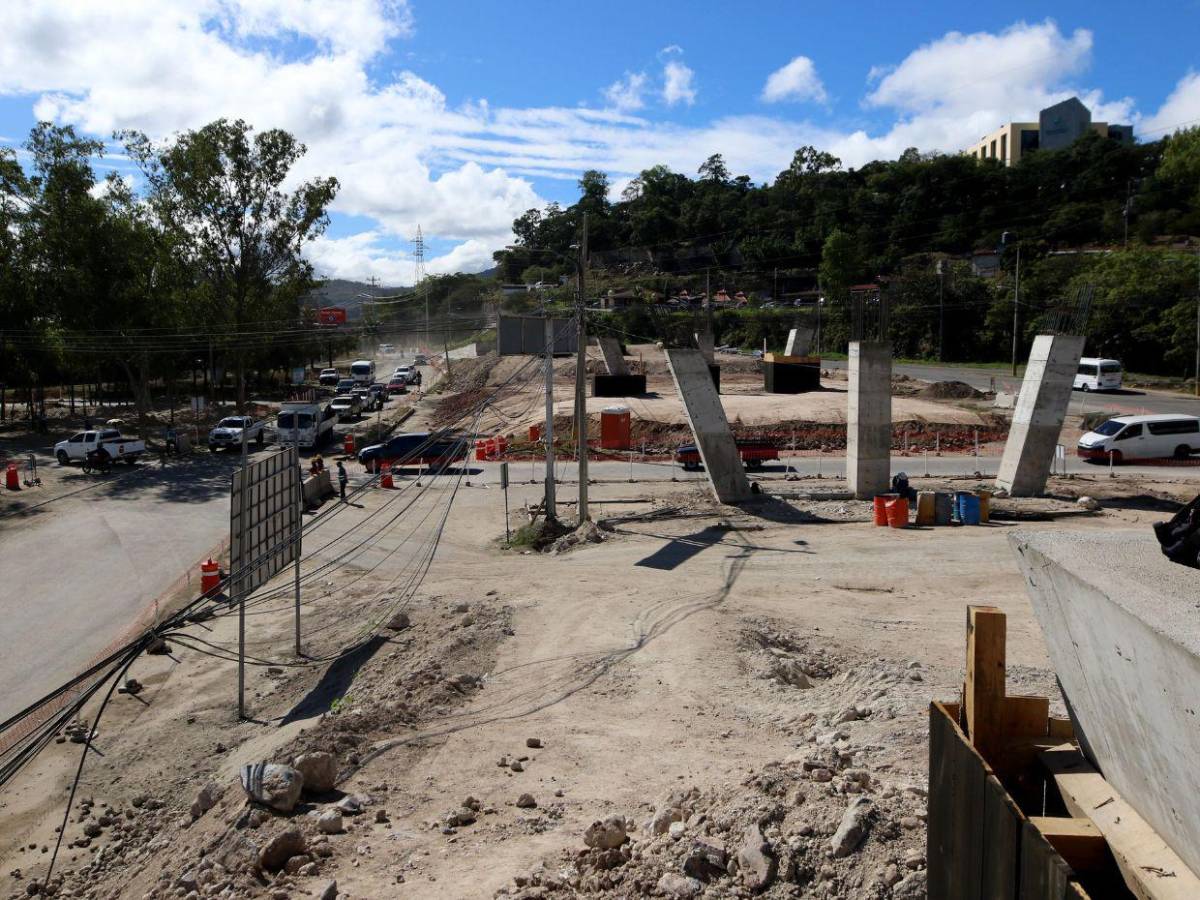 Así avanzan los trabajos de construcción de los puentes aéreos en Mateo