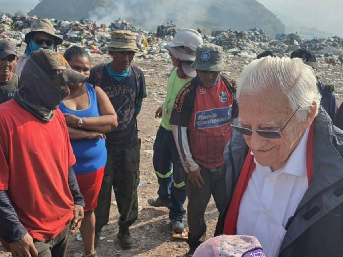 El padre Ángel García durante su visita al Crematorio Municipal.