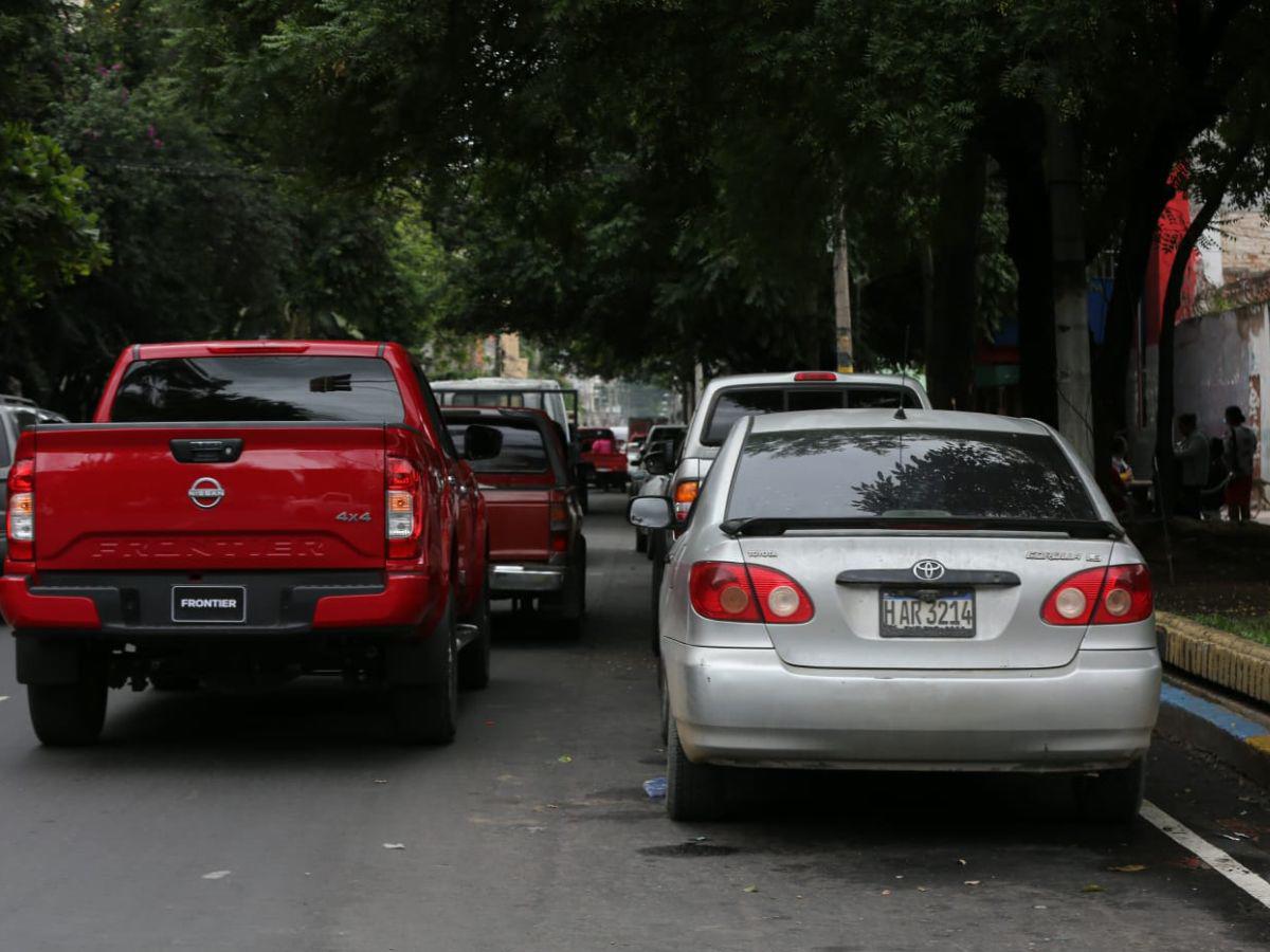 La segunda avenida, conocida como Calle Real, ya cuenta con espacios para estacionarse sin costos, no obstante esa vía figura en el listado preliminar de la GMU donde se revelan las zonas donde ahora los conductores tendrán que pagar en los parquímetros digitales.