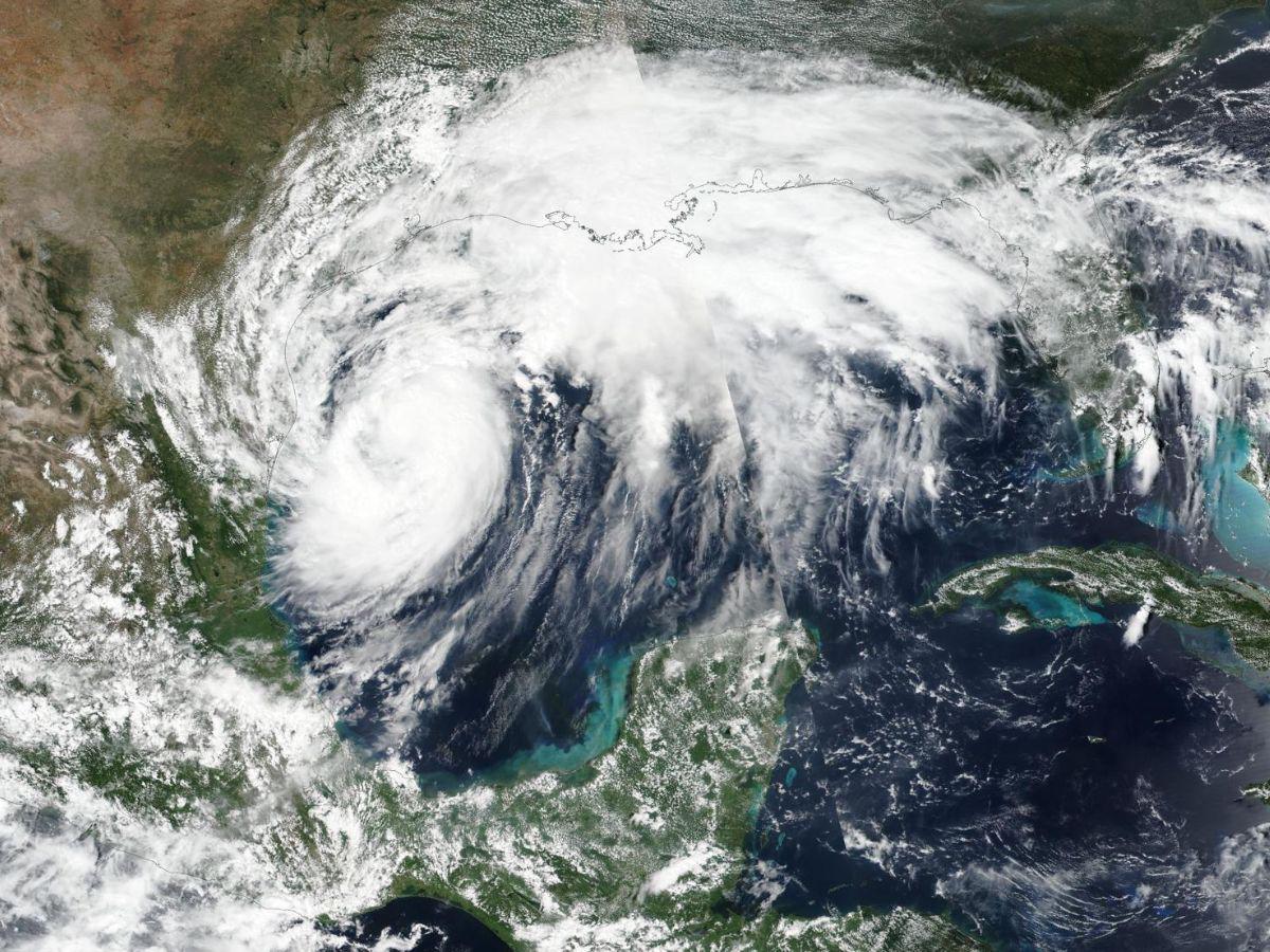 Huracán Francine golpea Luisiana con marejadas y apagones