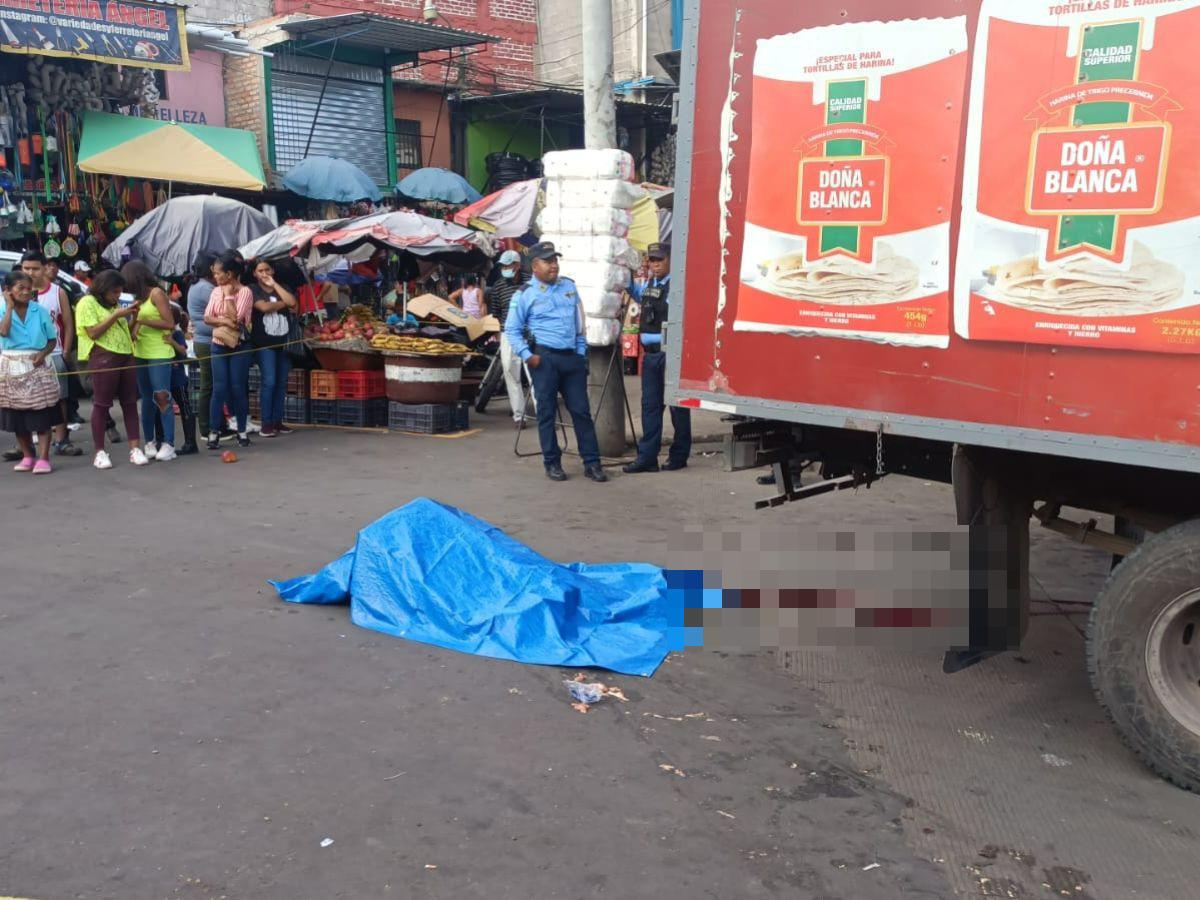 Hombre muere arrollado por camión frente al mercado Zonal Belén de la capital