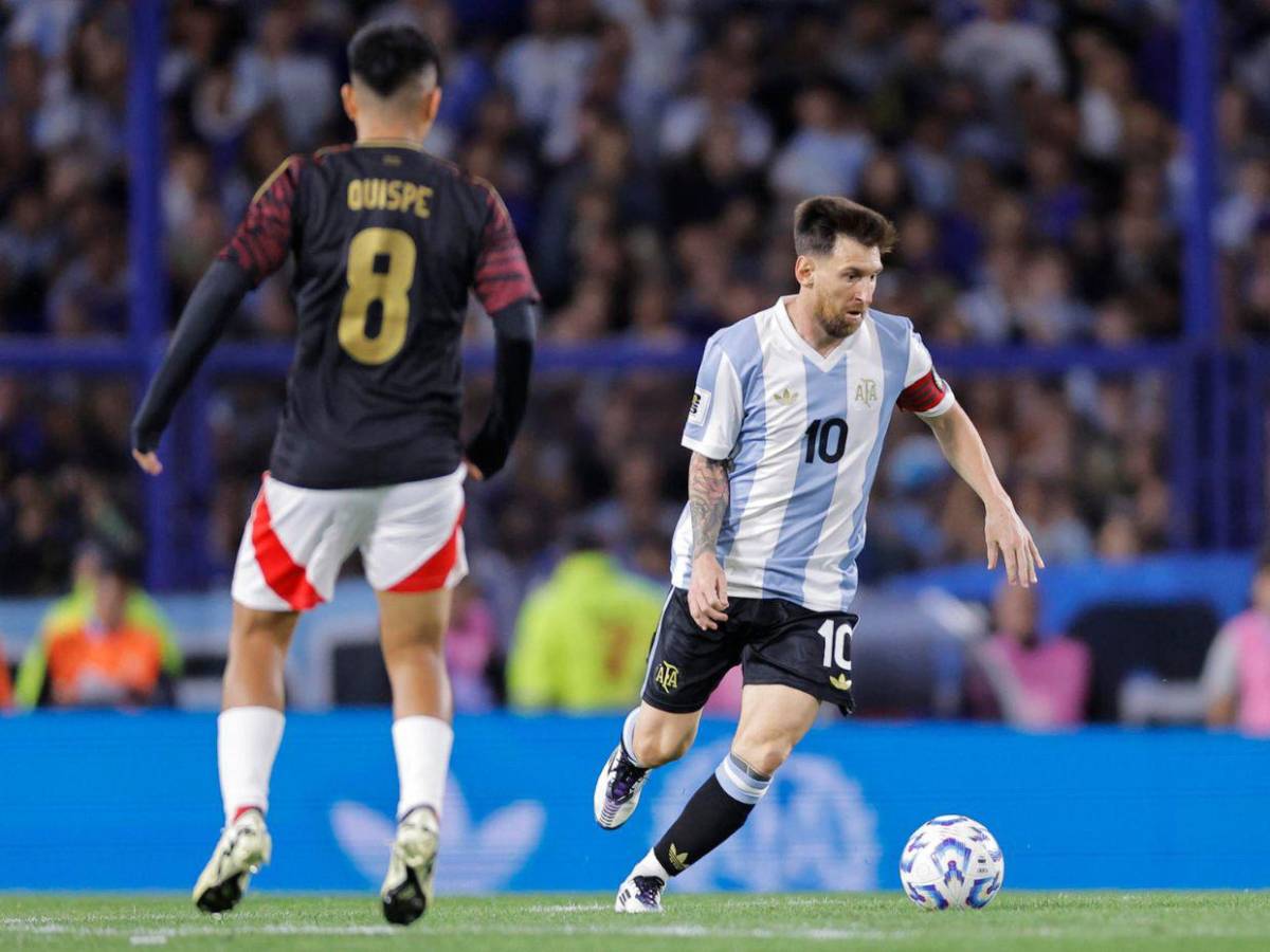 “¿Qué haces bobo?” La reacción de Messi contra un rival en el Argentina vs Perú