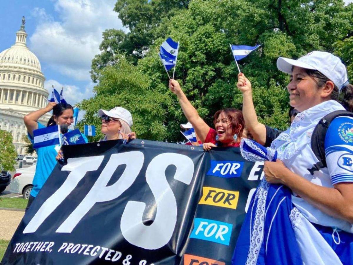 Centroamericanos mantienen la esperanza de que Biden apruebe el TPS esta semana