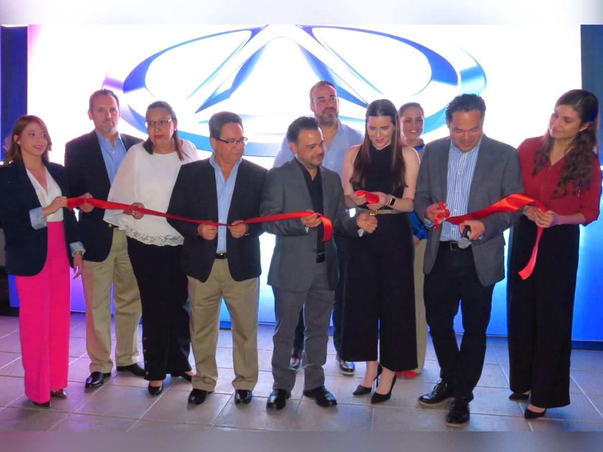 Ejecutivos de Grupo Q realizan el corte de cinta, dando la bienvenida a la marca de vehículos Chery al país.