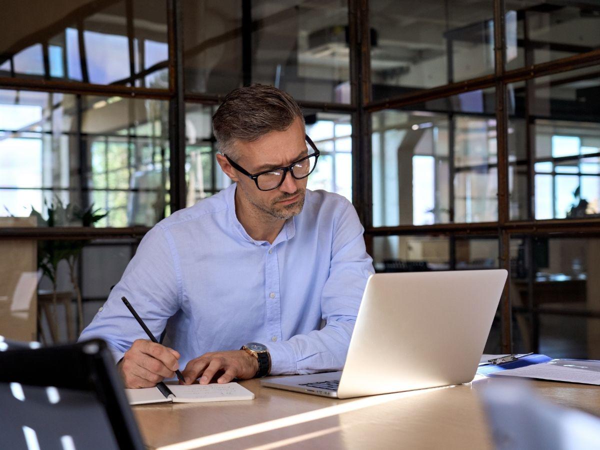 Siempre habrán algunos errores, pero reenfóquelos en oportunidades de aprendizaje y, en la medida de lo posible, invierta en su desarrollo profesional para fortalecer sus habilidades e incrementar la confianza.