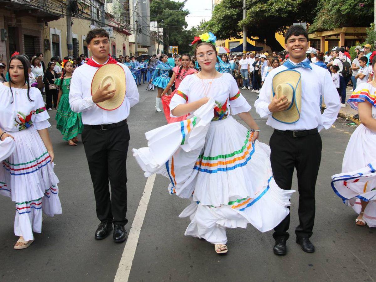 Con llamativos trajes, niños y niñas deslumbran en los desfiles en Comayagüela