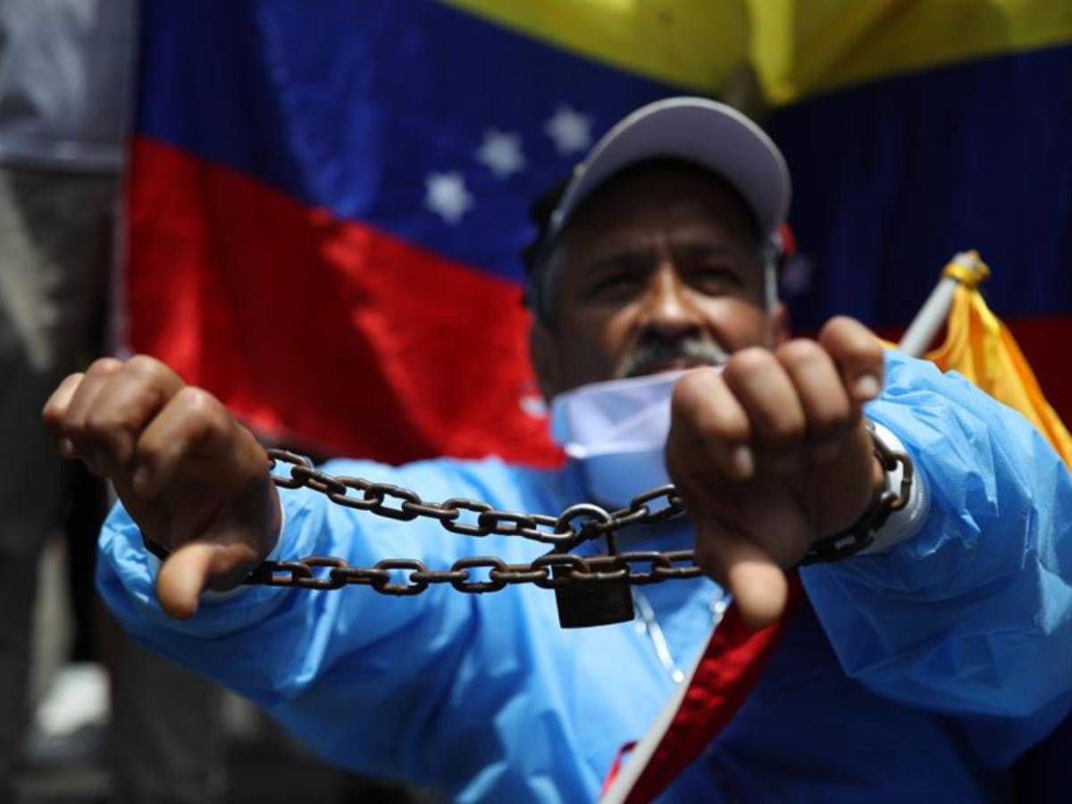 Lágrimas de impotencia y cadenas: venezolanos por el mundo protestan contra investidura de Maduro