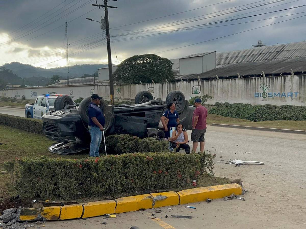 Destrozos que dejó accidente entre dos vehículos en Puerto Cortés por alta velocidad