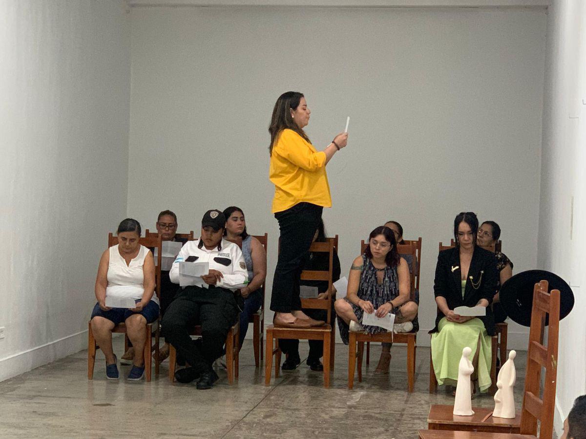 Durante su visita a Honduras impartió una conferencia sobre su trabajo y colaboró en una performance con mujeres hondureñas.